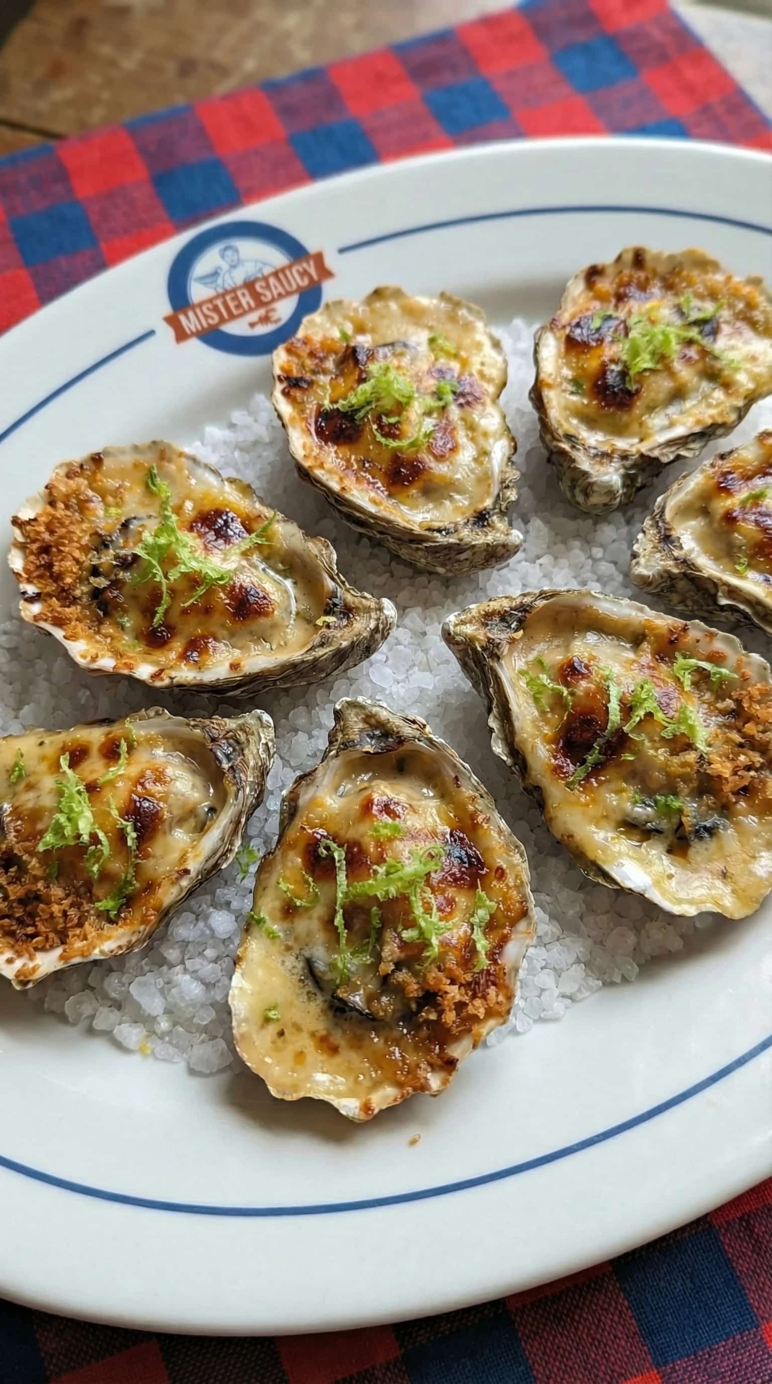 Recipe image: Miso-geglazuurde Oesters Gratinées met Champagne-Oestersaus Béchamel