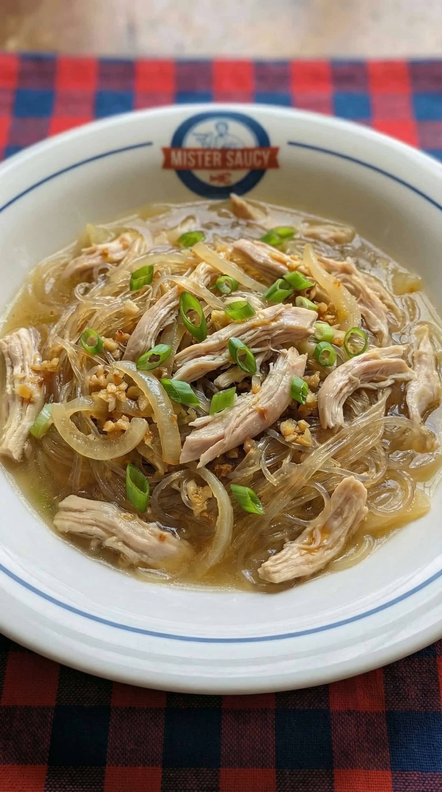Recipe image: Poulet Poché Entier au Long Rice Classique