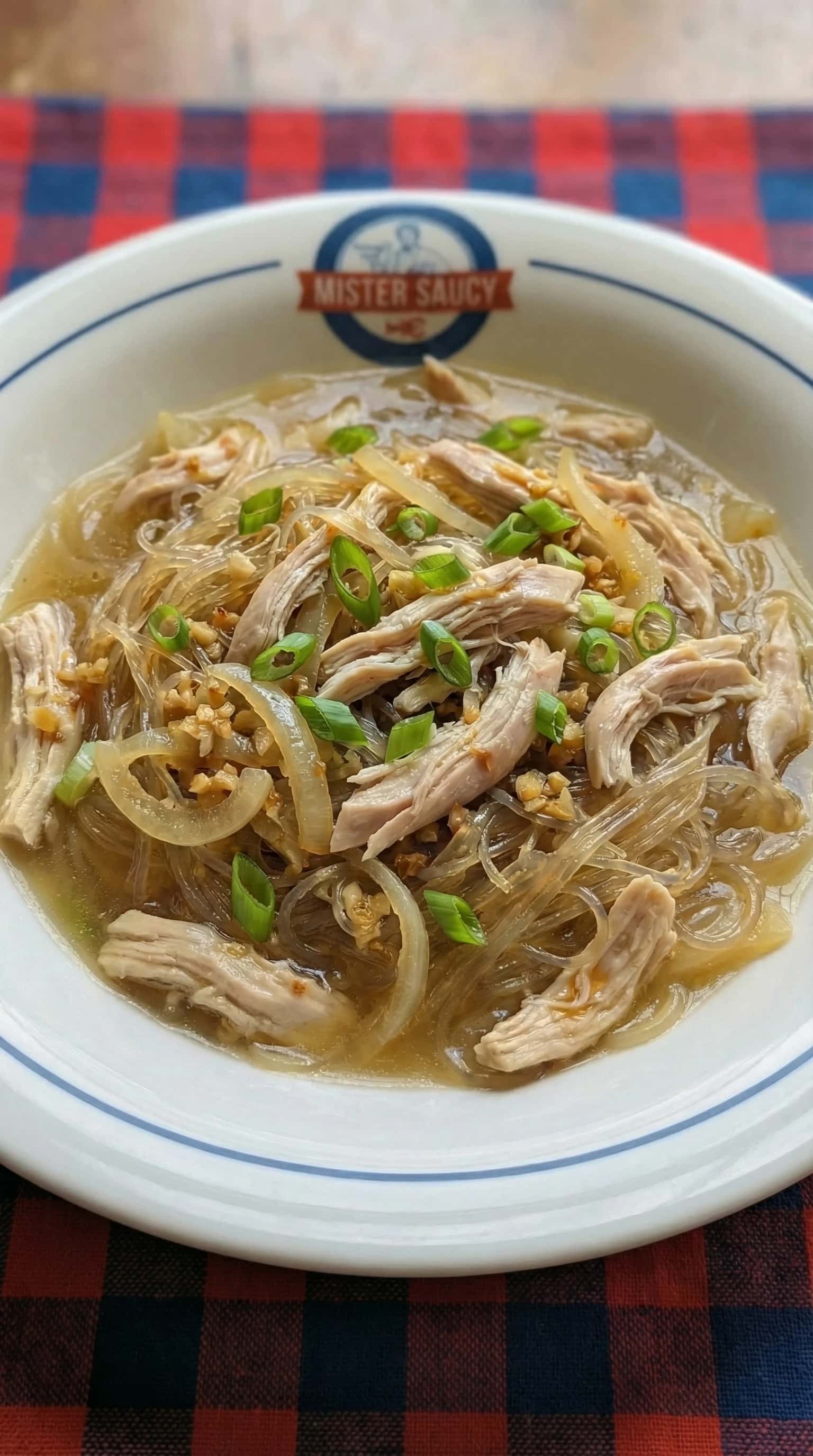 Recipe image: Poulet Poché Entier au Long Rice Classique