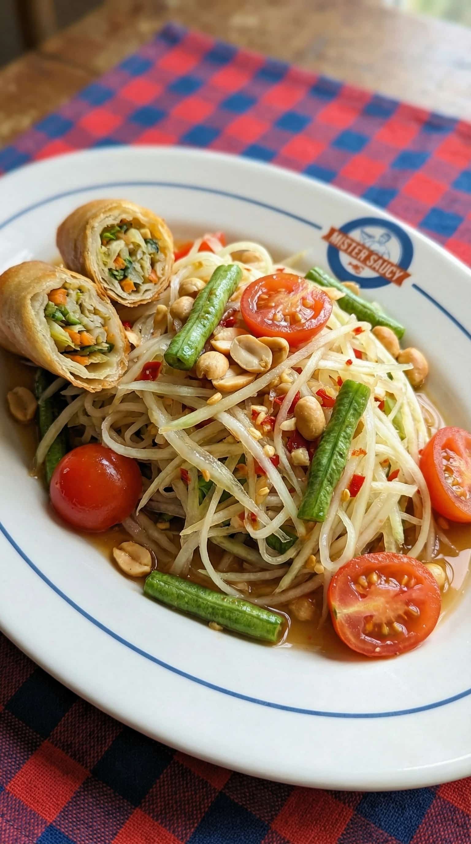 Recipe image: Salade de papaye verte avec rouleaux de printemps croustillants (Som Tam Pao Thod)
