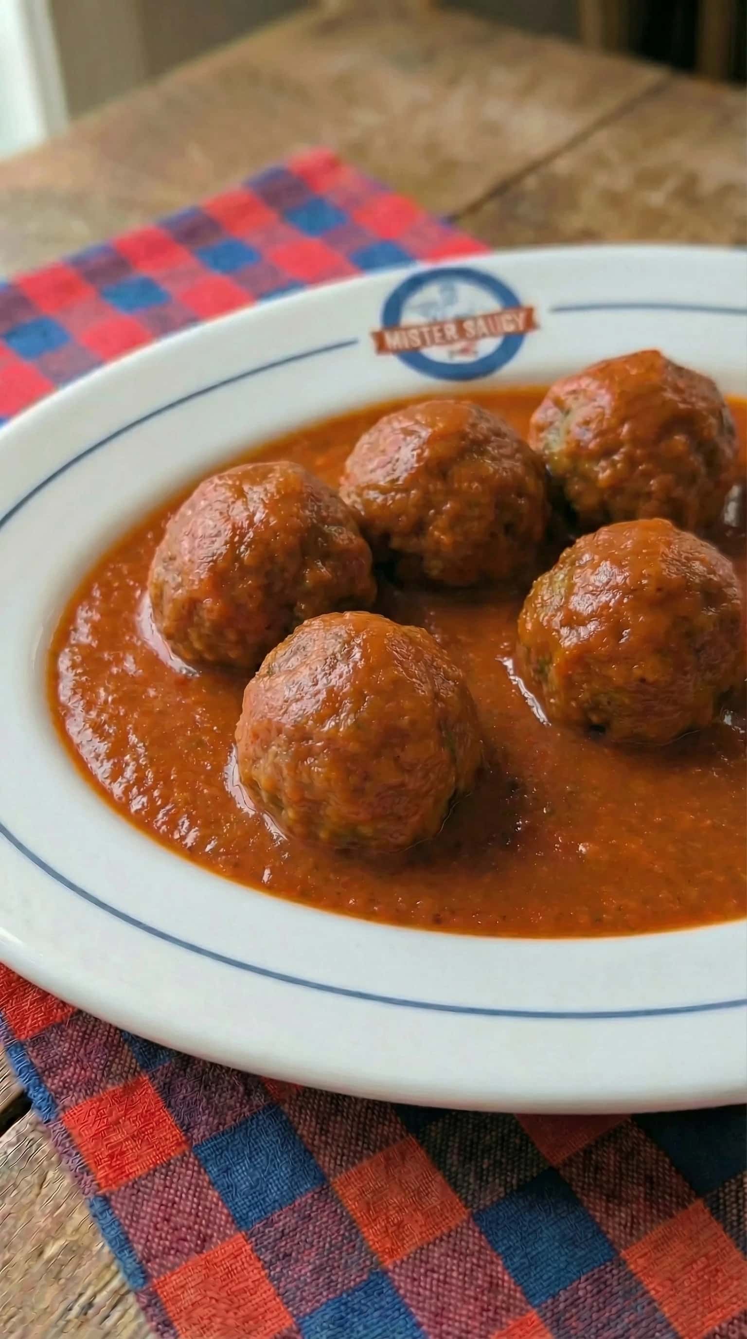 Recipe image: Boulettes de viande à la tomate et à l'ail carbonisés avec sauce émulsionnée au Parmesan