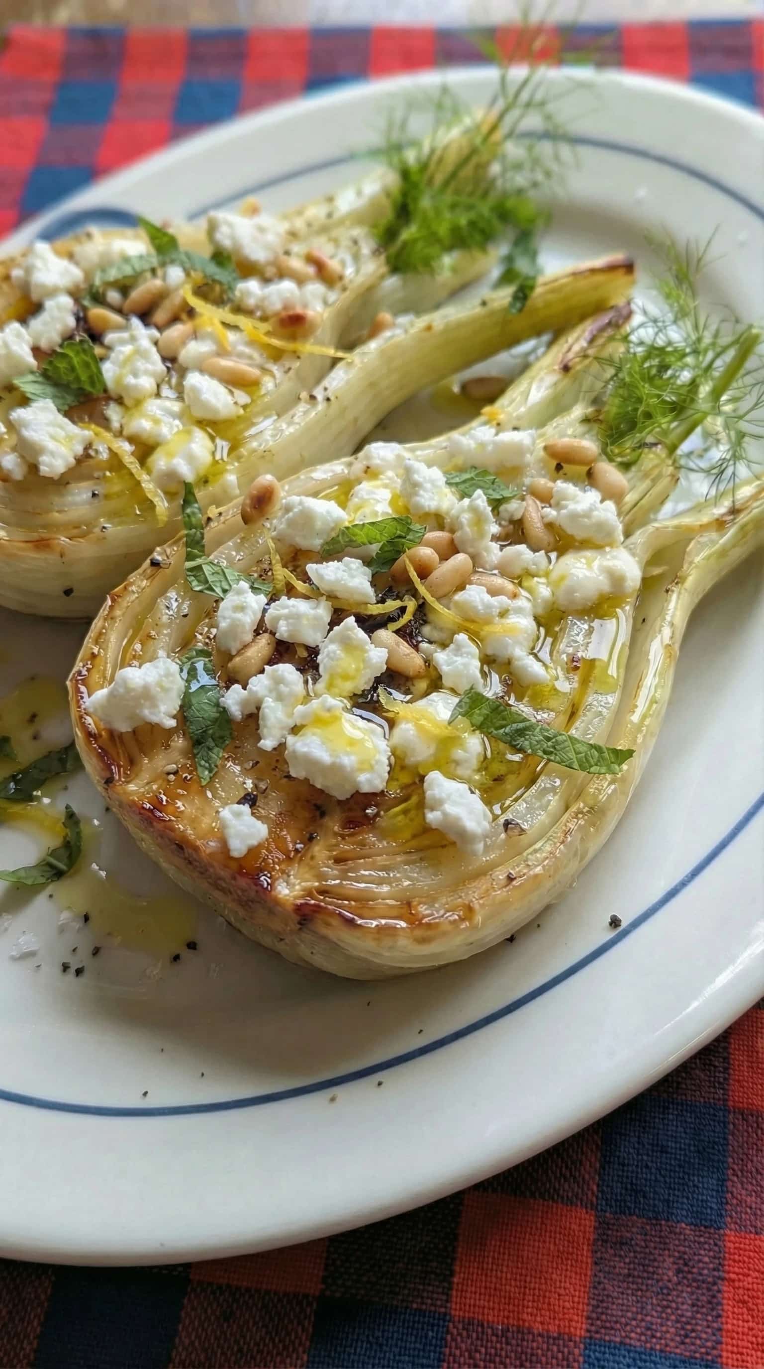 Recipe image: Mediterrane geroosterde venkel met geitenkaas en geroosterde pijnboompitten