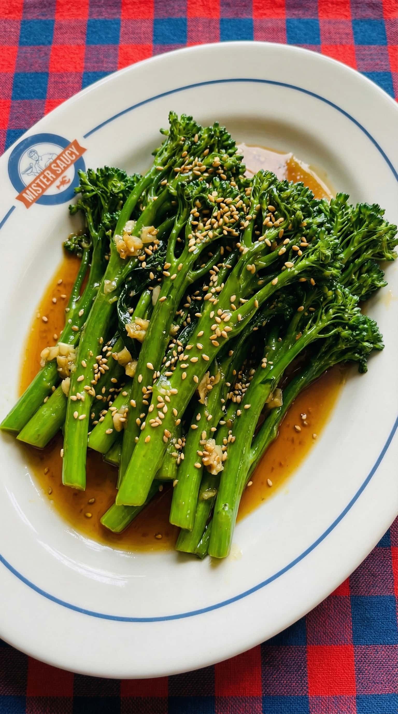 Recipe image: Broccolini glacé à l'ail, sésame grillé et vinaigre de riz