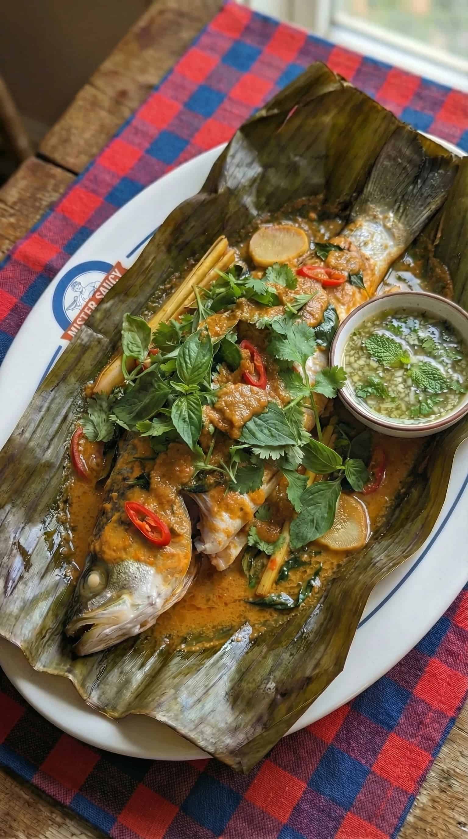 Bar Entier en Feuille de Bananier, Curry Thaï aux Herbes
