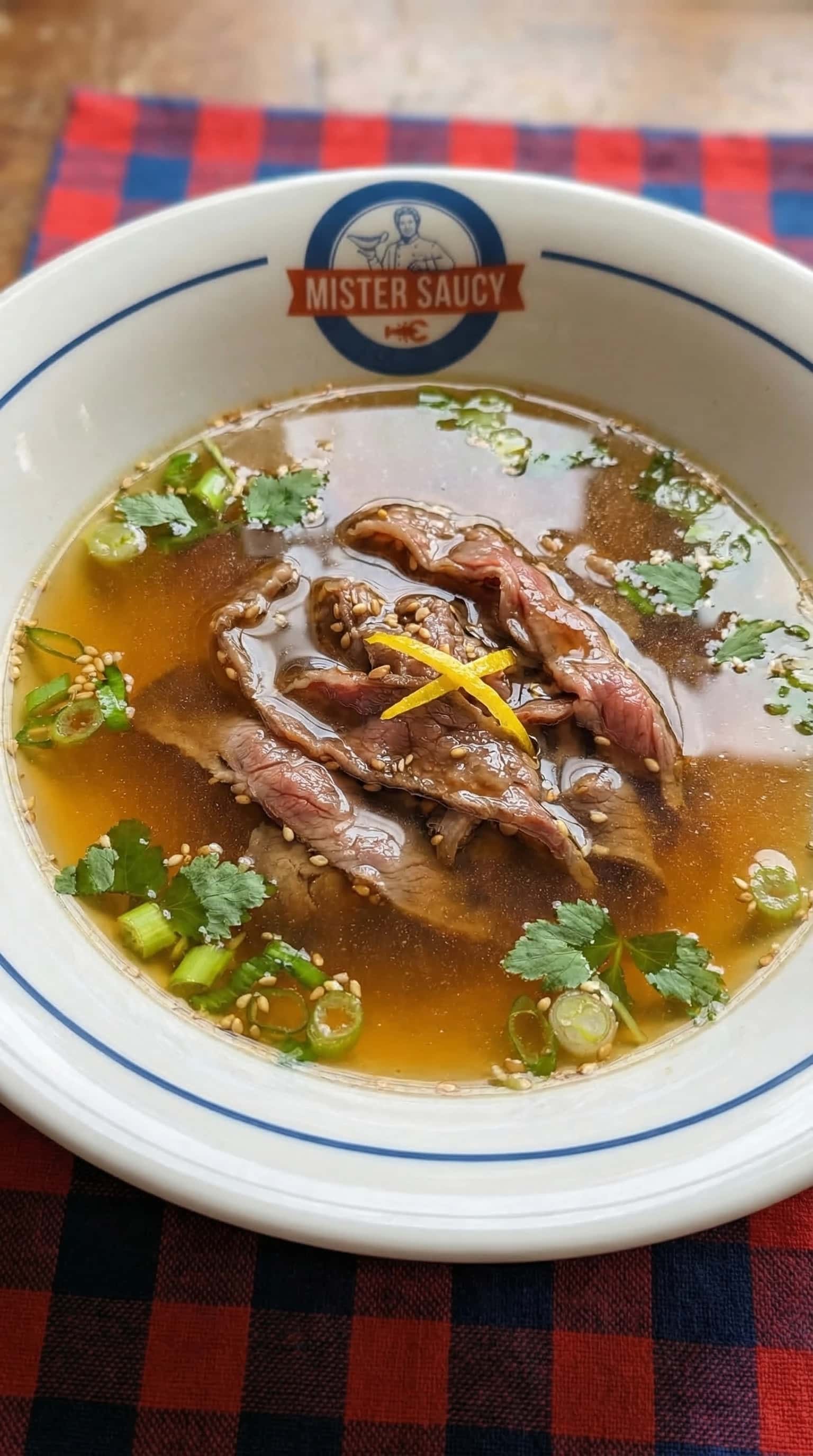 Recipe image: Gouden Shabu-Jeongol met gember-knoflookmarinade van geschaafde ribeye