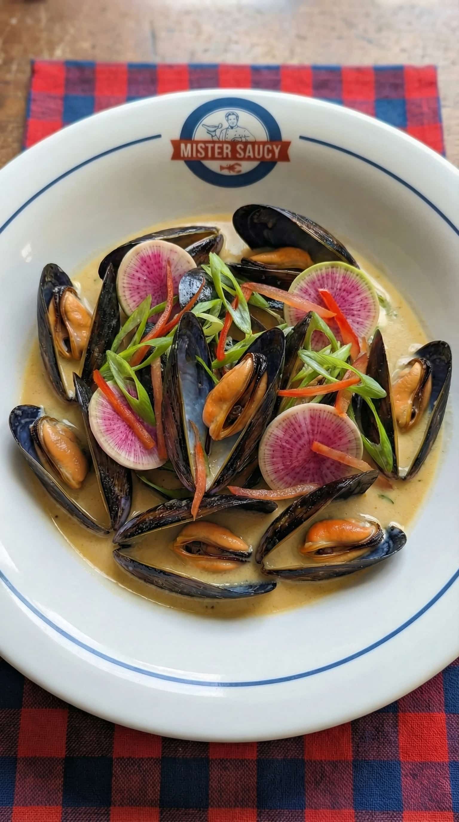 Recipe image: Gember-Citroengras Mosselen met Sinigang Aromaten en Zure Room