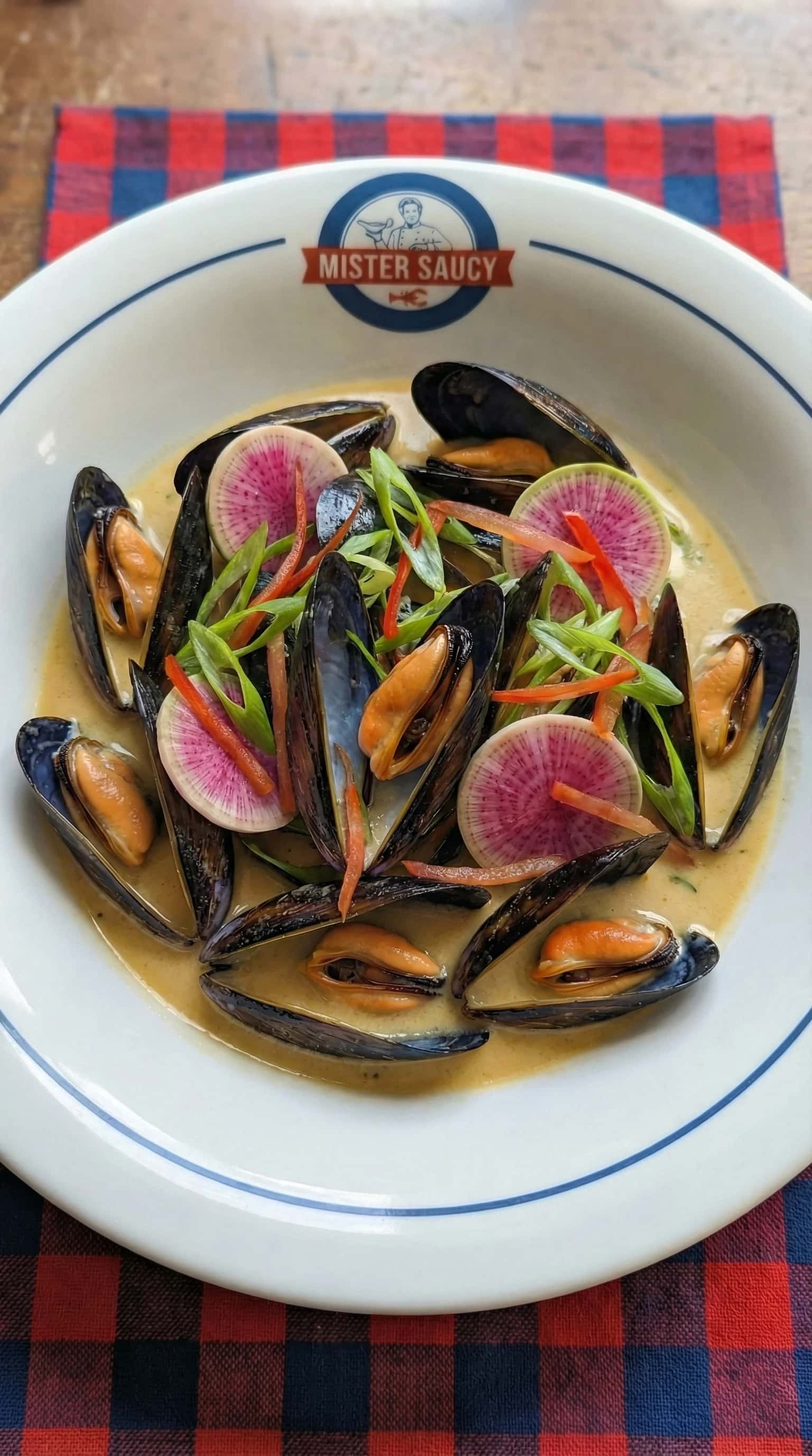 Recipe image: Gember-Citroengras Mosselen met Sinigang Aromaten en Zure Room