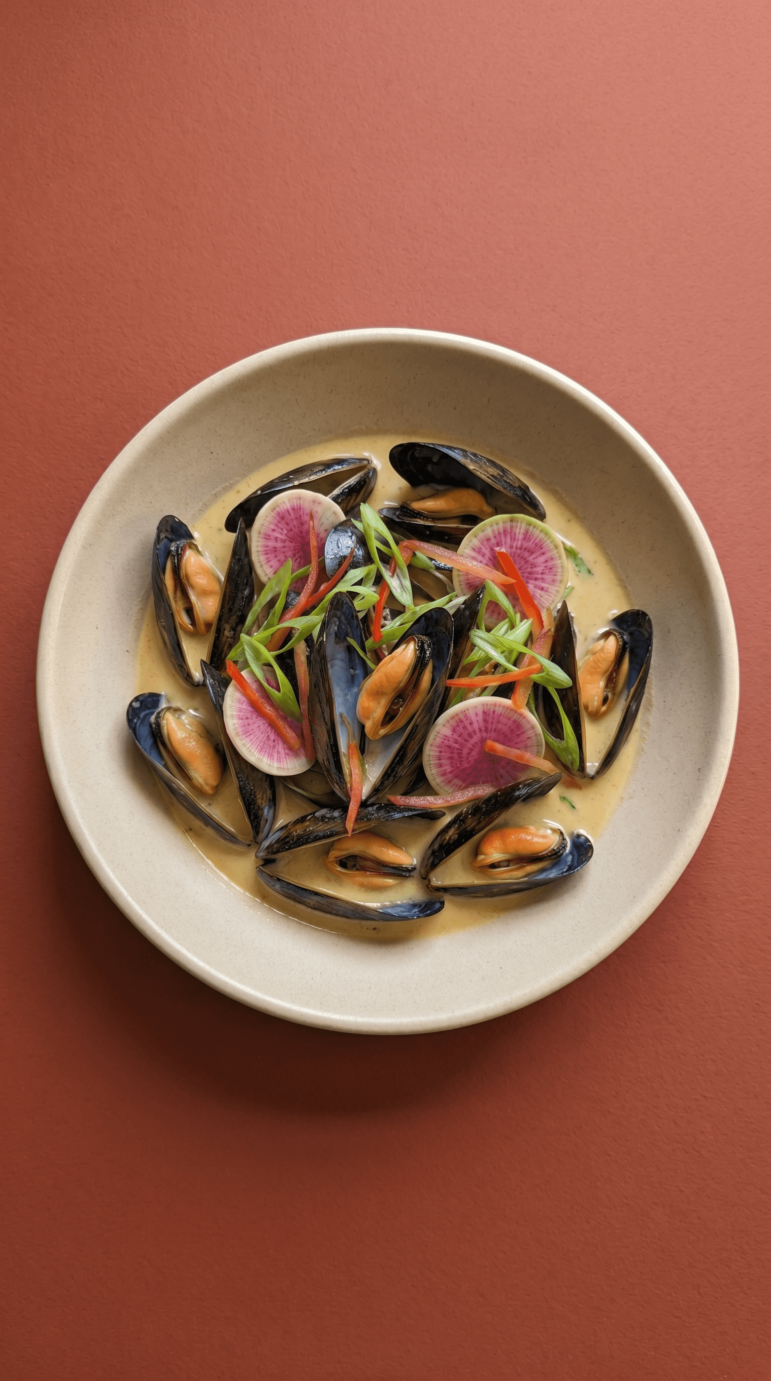 Recipe image: Moules au gingembre et citronnelle avec aromates Sinigang et crème sure