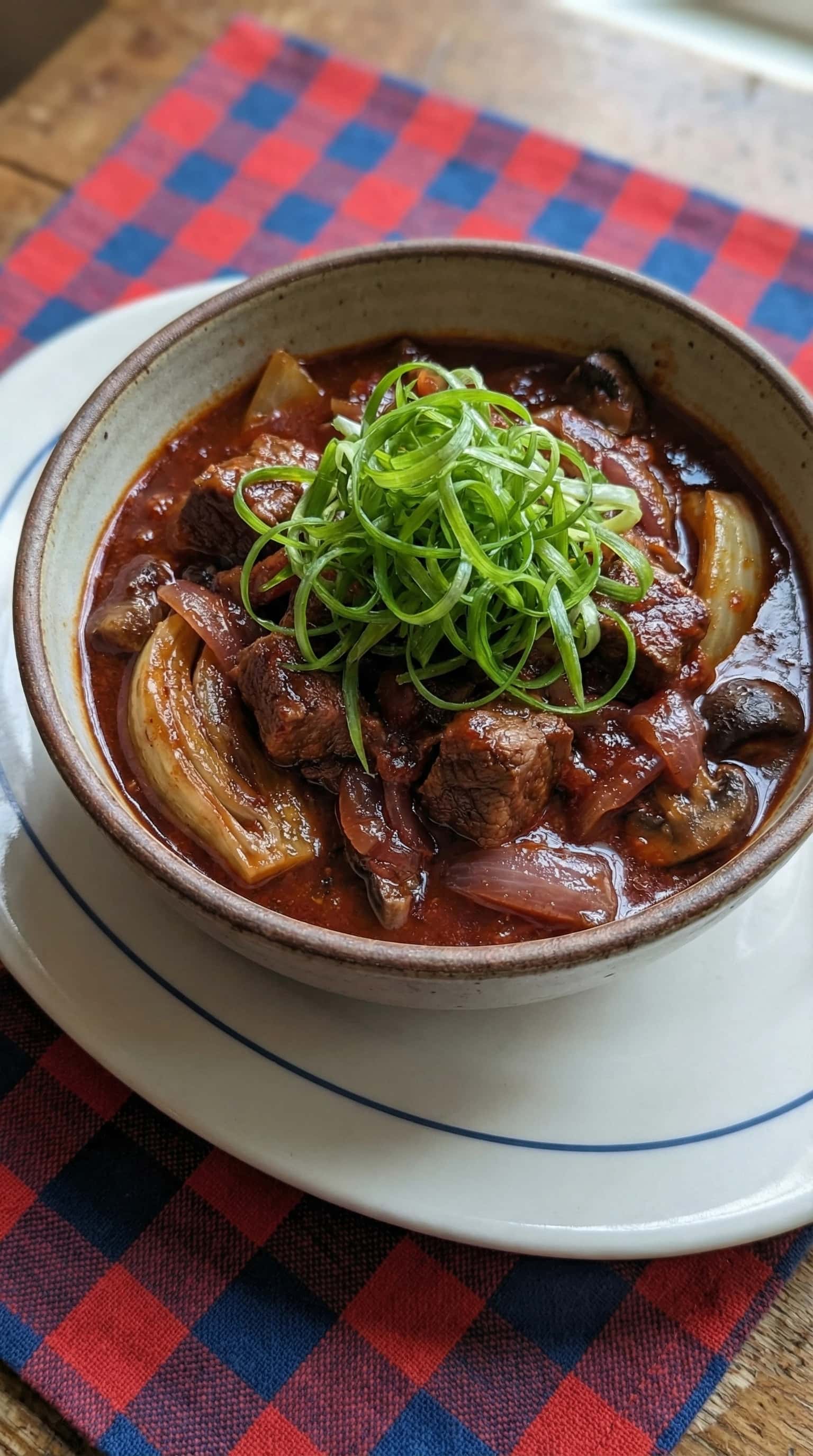 Recipe image: Ragoût de bœuf au gochujang et garniture d'oignons verts
