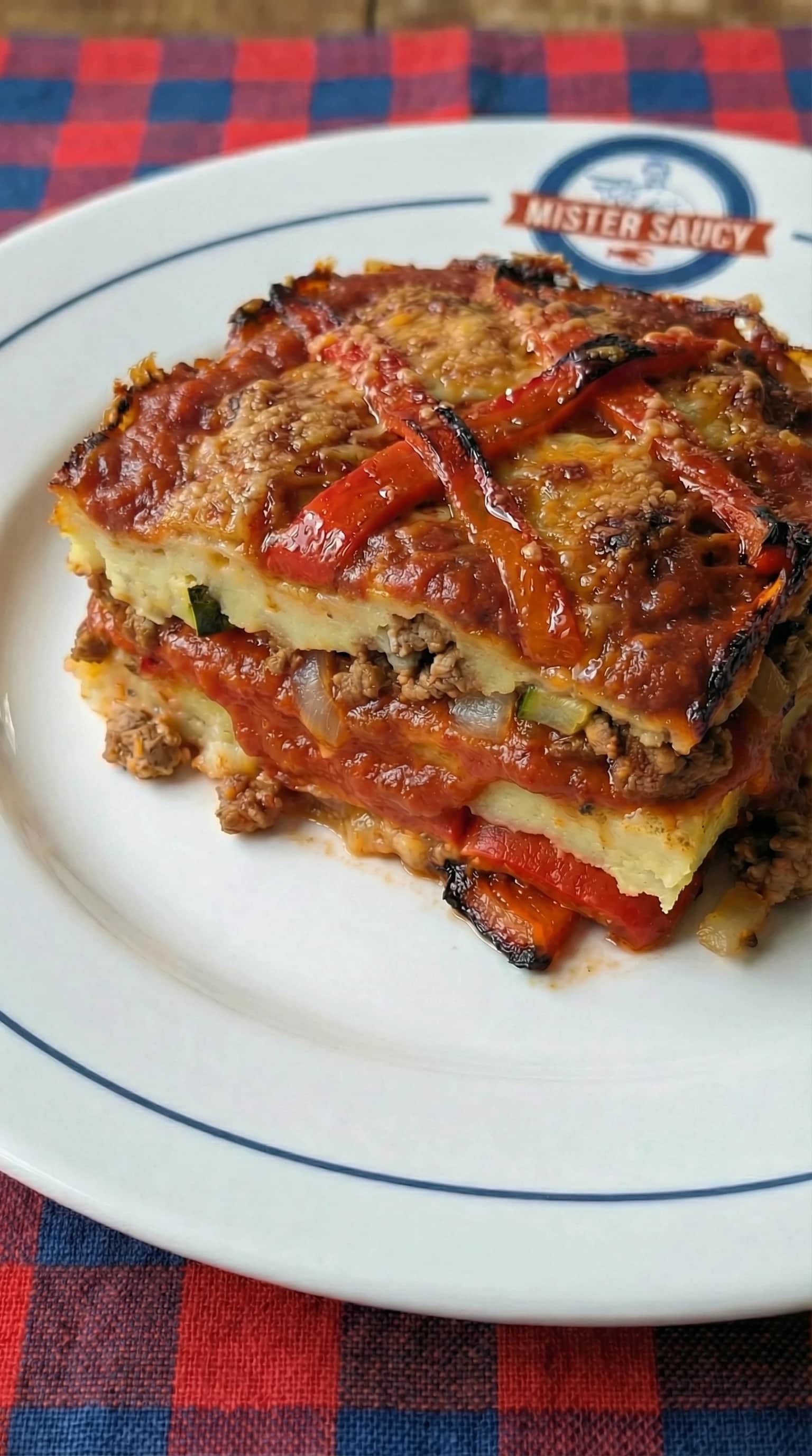 Gratin en couches aux poivrons rôtis et sauce tomate