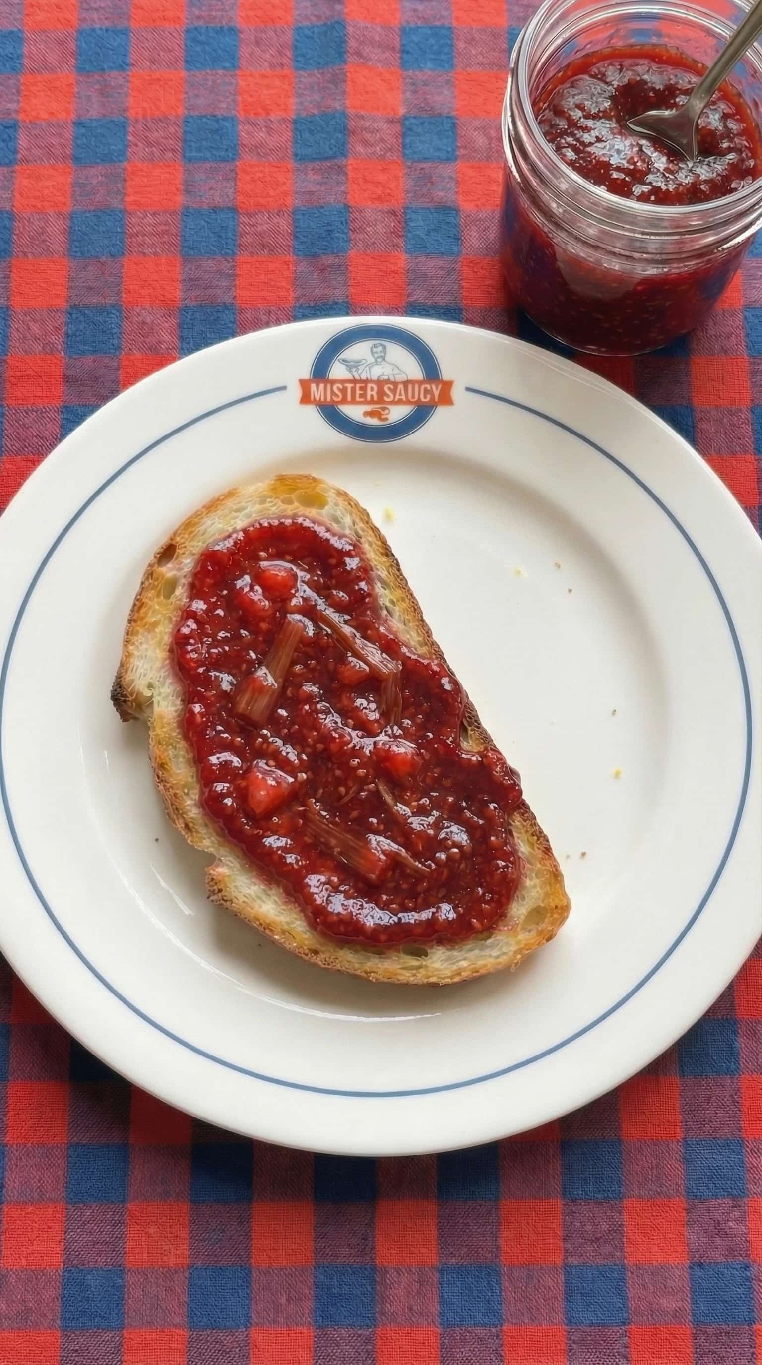 Recipe image: Confiture rustique rhubarbe et fraises de grand-mère
