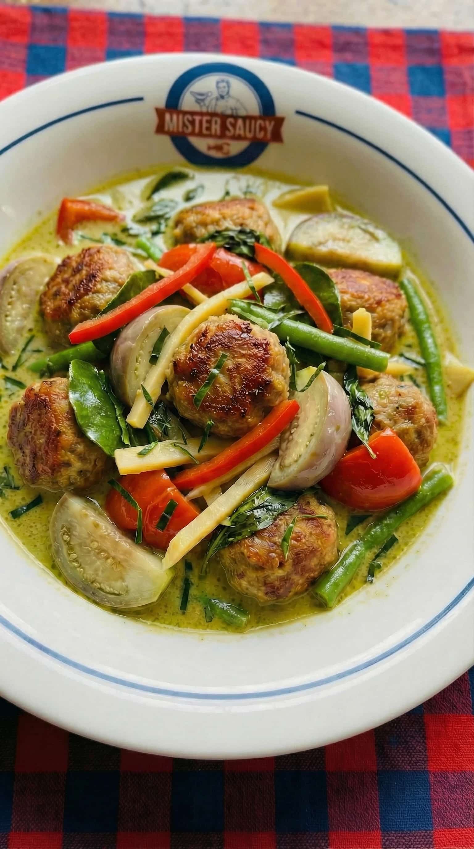 Recipe image: Groene curry met kalfs- en varkensgehaktballetjes