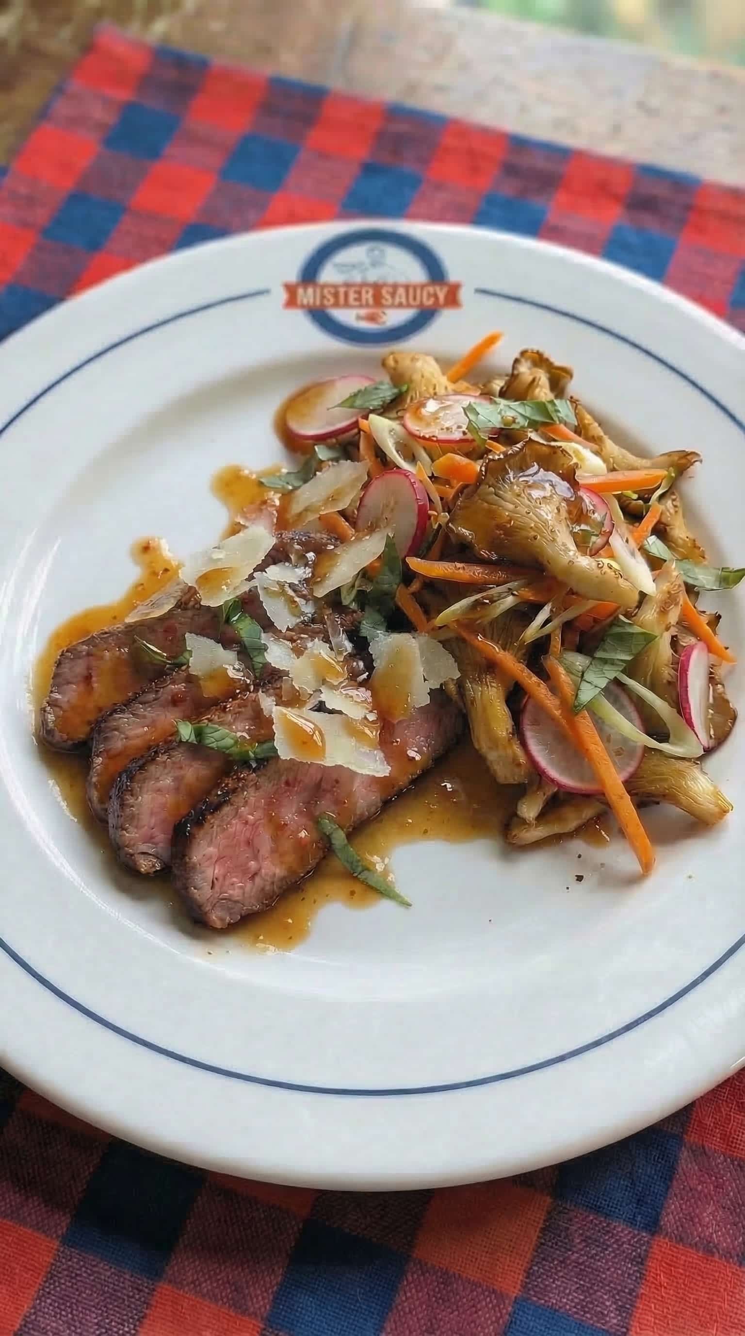 Recipe image: Filet de bœuf glacé au beurre et sauce soja avec salade de champignons pleurotes style coréen et basilic thaï