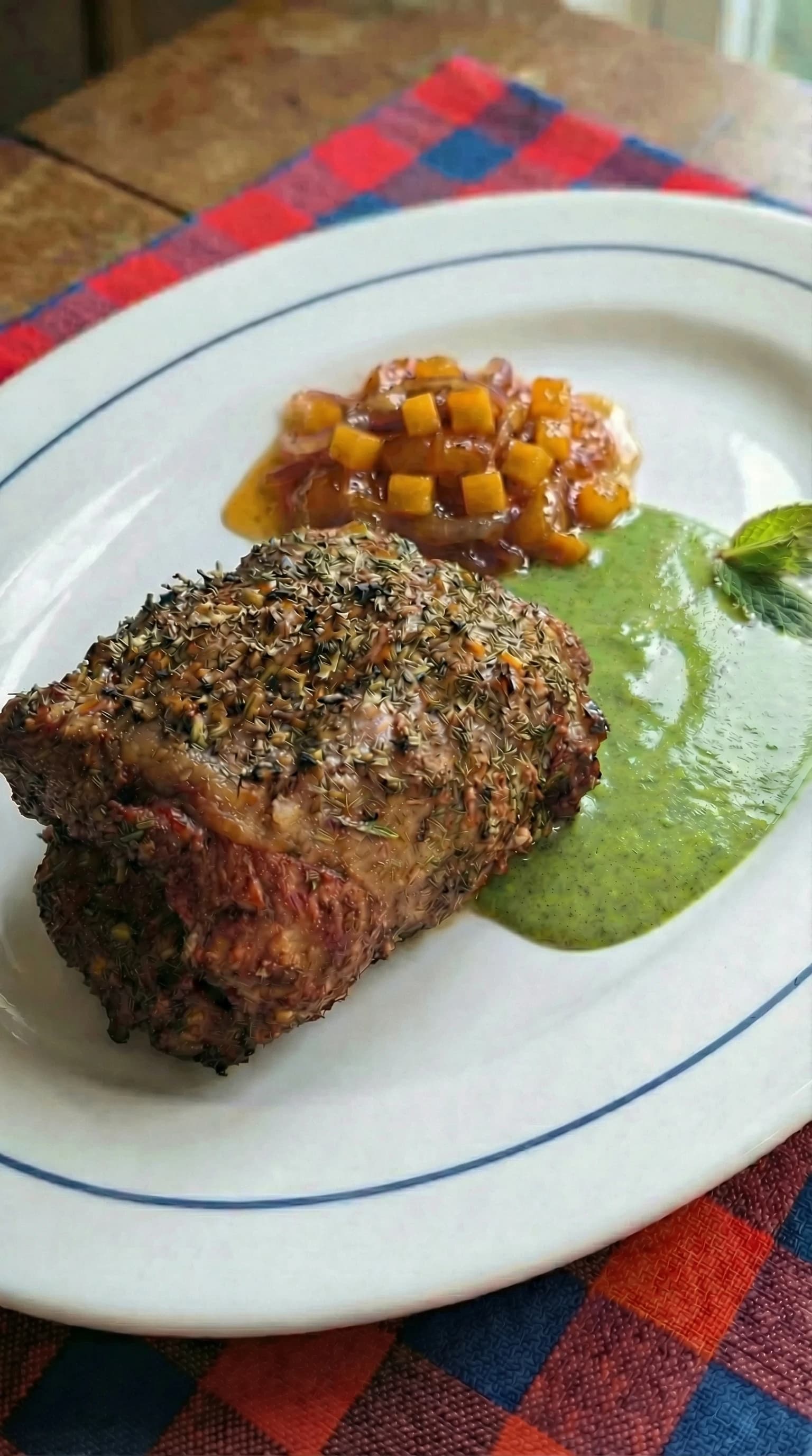 Product image: Gigot d'Agneau op Green Egg, Muntvelouté en Chutney
