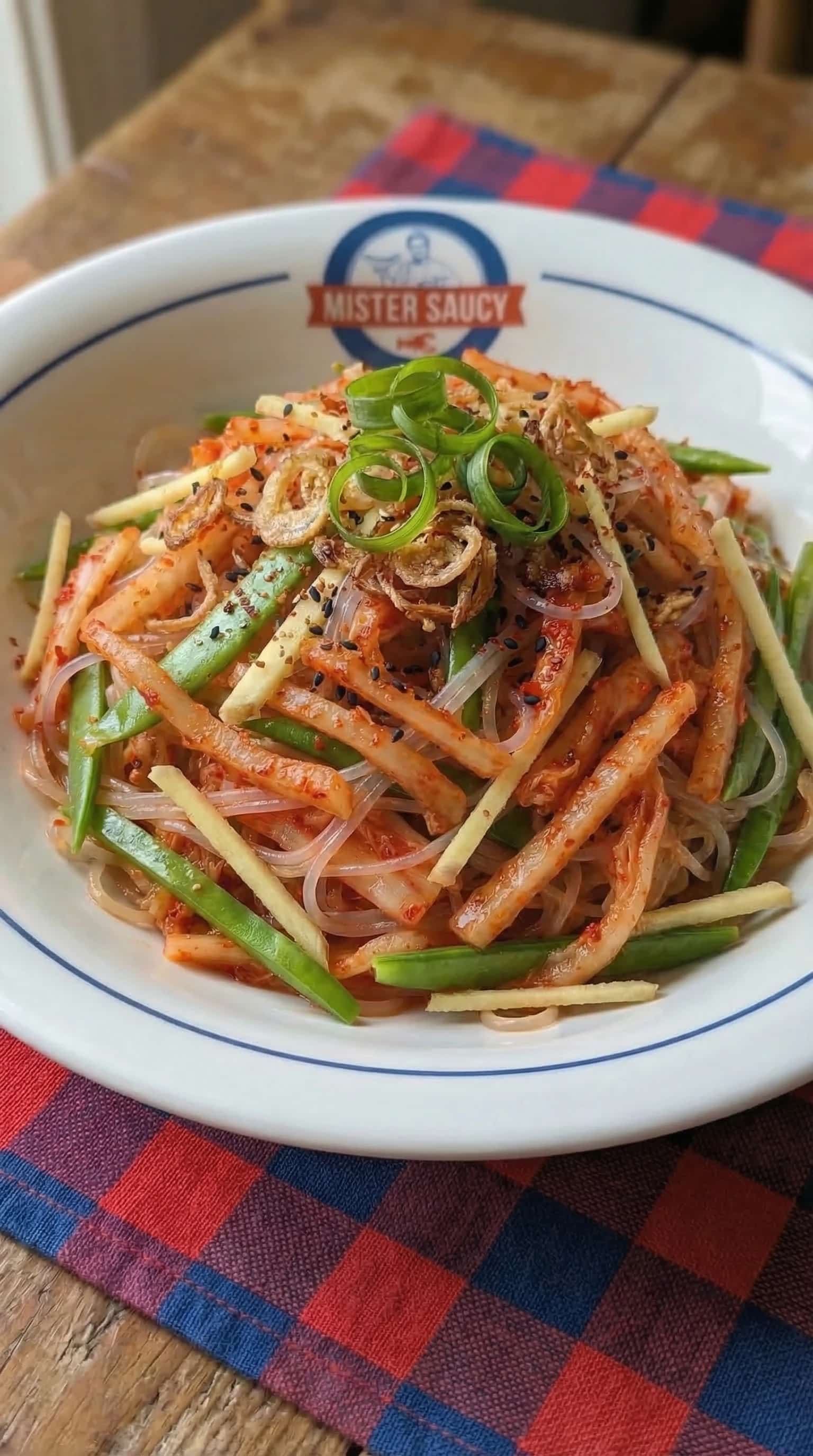 Recipe image: Salade de kimchi julienné et nouilles transparentes à la vinaigrette gingembre-sirop