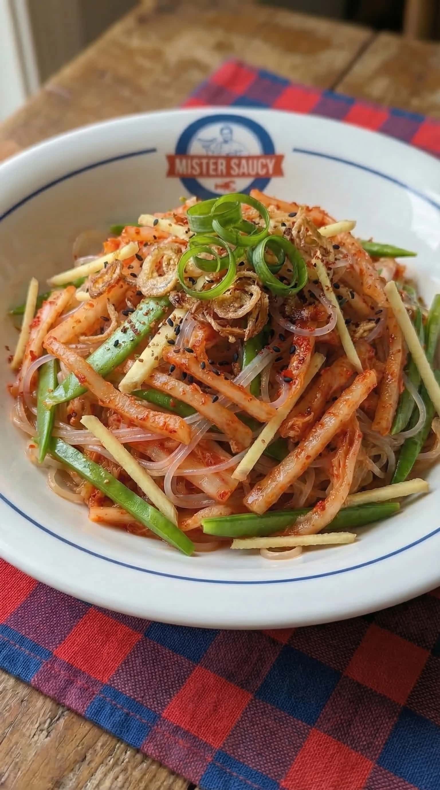 Recipe image: Julienne kimchi- en glasnoedelsalade met gemberstroopvinaigrette