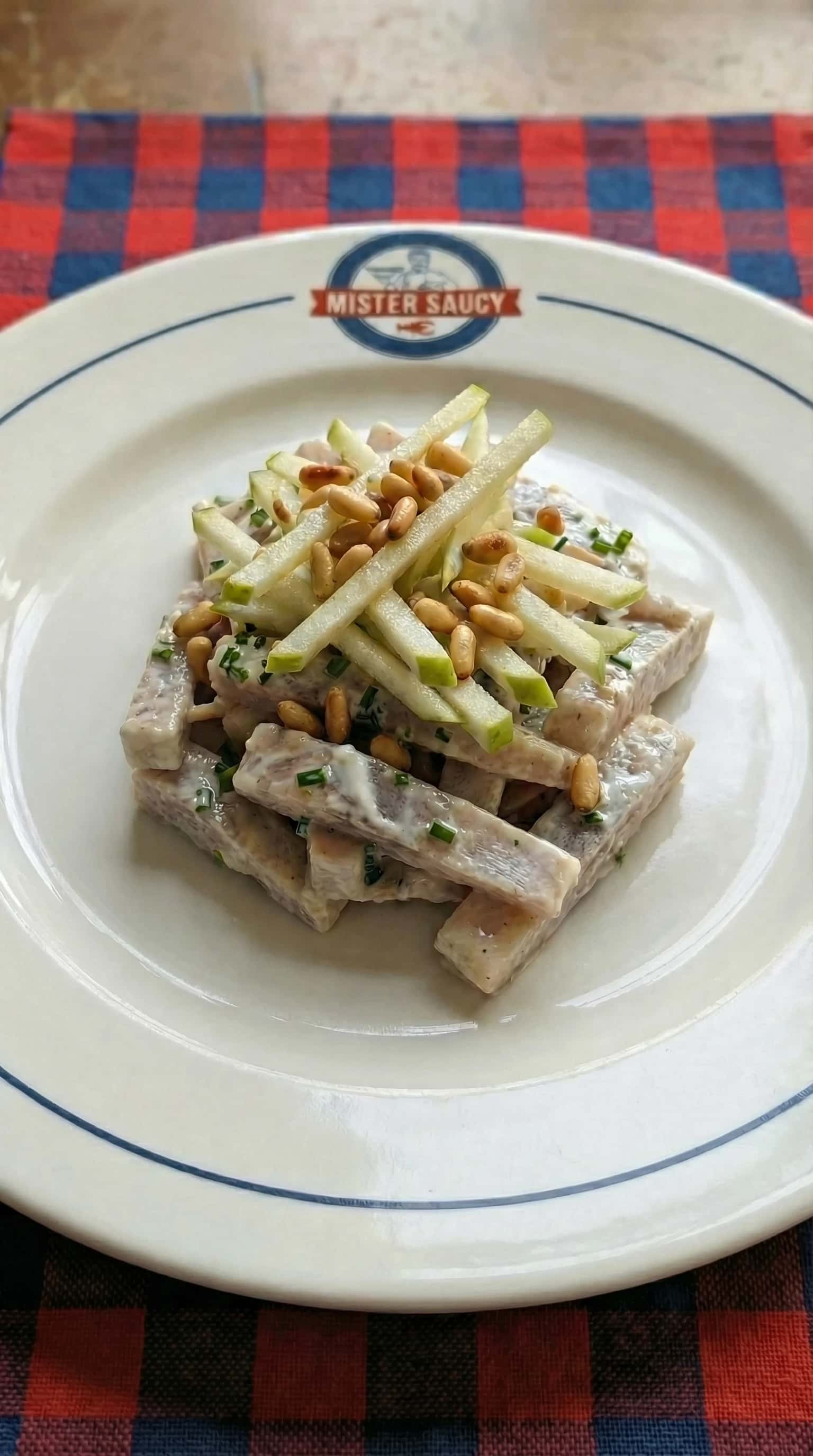 Recipe image: Hareng mariné à la crème de miso, pomme croquante et pignons de pin grillés