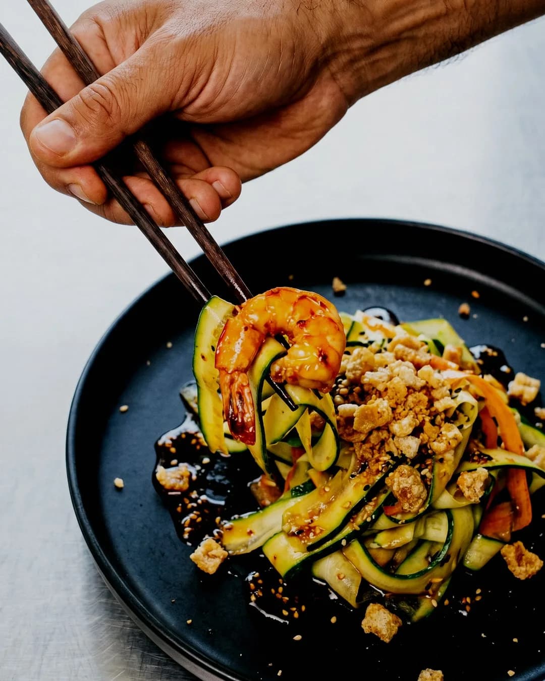Différentes options de repas sur une table : une box repas avec ingrédients, un plateau traiteur classique et un plat de qualité restaurant signé Mr. Saucy