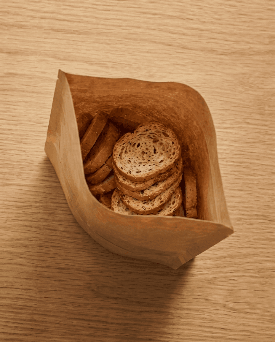 Toasts de Baguette Levain avec Huile d'Olive Extra Vierge et Fleur de Sel de Mr. Saucy packaging