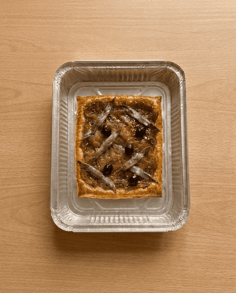 Puff Pastry Pissaladière with Wine-Deglazed Onion Caramelization van Mr. Saucy packaging